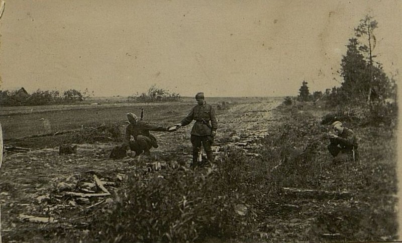 Фотография: Минирование дорог. (группа 2-й инж. роты)
