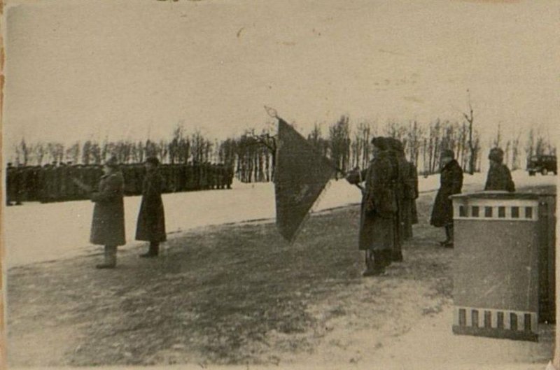 Фотография: Вручение Красного Знамени части Командующим Южно - Уральским военным округом Генерал-полковником товарищем Рейтер