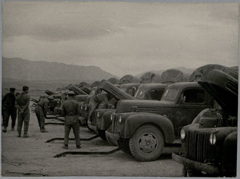 Фотография: Альбом "История 28 автомобильного полка, 1943-1944 гг."