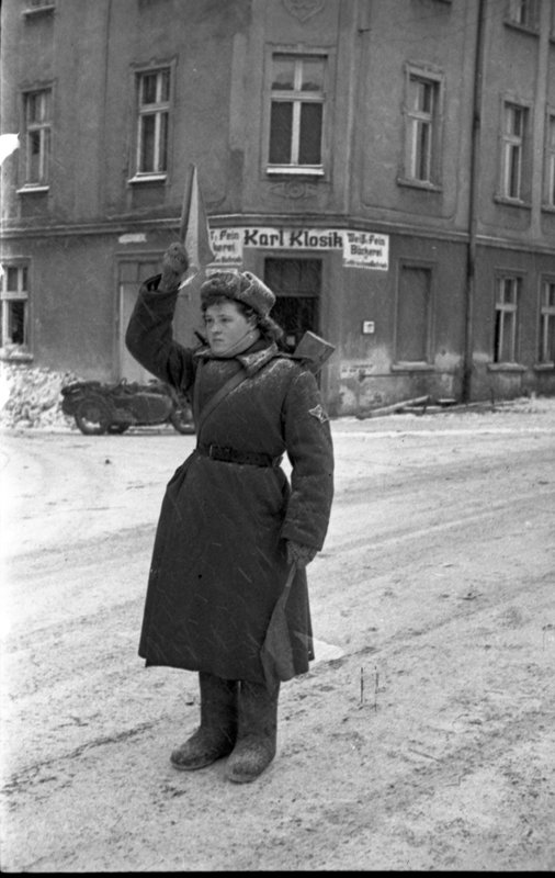 «Советская регулировщица в Розенберге.»
