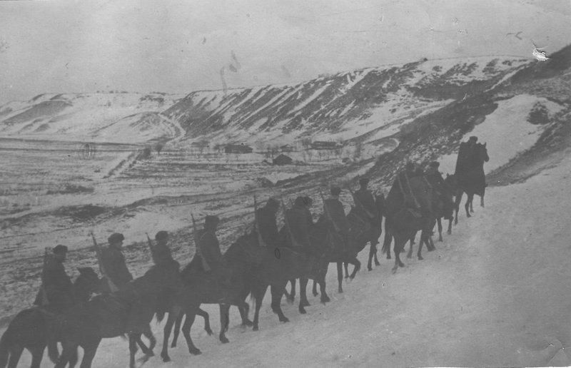 Кавалеристы на марше в горах. Крымский фронт.