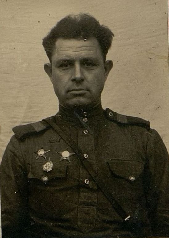 Фотография: Командир отделения гвардии старший сержант Тринев Василий Тимофеевич - участник отражения 10 атак противника