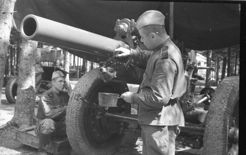 «Артиллеристы ухаживают за 122-мм гаубицей образца 1938 года М-30.»