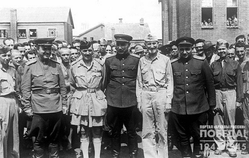 Советские генералы А.Н. Тевченко, А.Д. Притула, Г.Л. Туманян среди солдат и офицеров союзных армий, находившихся в плену у японцев