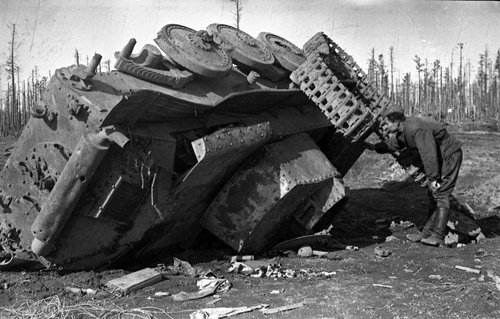 Вид уничтоженного немецкого танка в районе Синявино