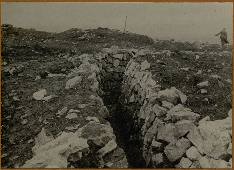 Фотография: Траншея, облицованная камнем