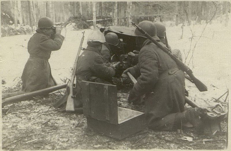 Фотография: Командир орудия Старший Сержант  тов. Константинов Ф.И. 10-12 марта 42 г. своим расчетом и 45 мм пушки уничтожили 5 блиндажей немцев и 4 фрицев