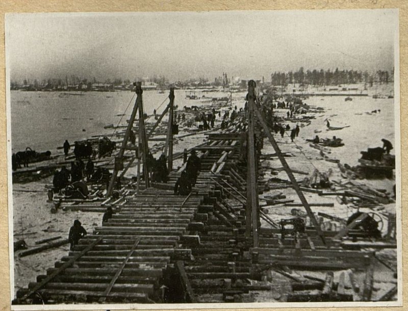 Image: General view of the work on laying sleepers on the bridge