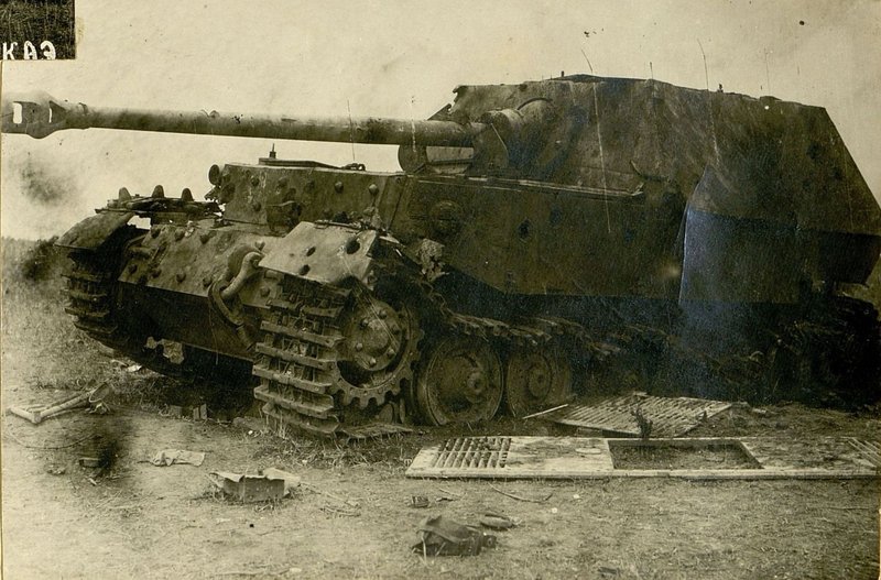 Фотография: Самоходное орудие "Фердинанд", подбитое 5.7.43 на выс. 243,1 7 батареей 208  гаубичного артиллерийского полка (ГАП) 5 Артиллерийской Дивизии Резерва Главного Командования. 122 мм гауб. снарядом перебита гусеница