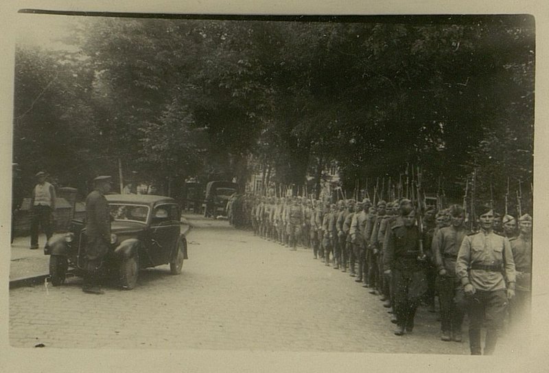Фотография: 993 стрелковый, Тильзитский, Ордена Суворова полк входит в немецкий город - Дейч-Кроне (июнь 1945 года)