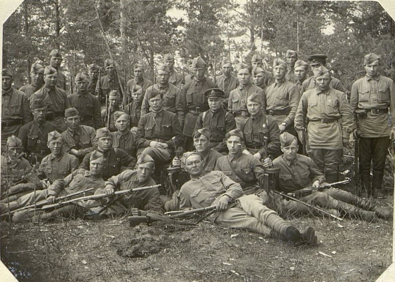 Фотография: Полковник Аушев среди артиллеристов