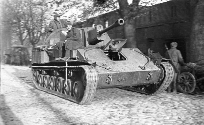 «1-й Украинский фронт. Самоходная артиллерийская установка СУ-76 в районе реки Нейсе.»