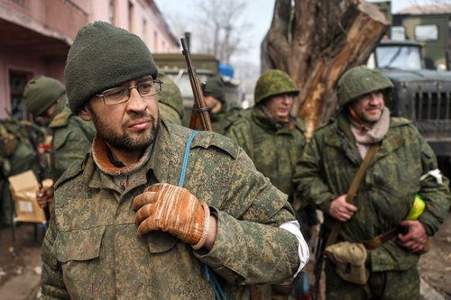 Ситуация в Мариуполе. Военнослужащие 4го батальона 107го стрелкового полка во время организации военной полевой бани