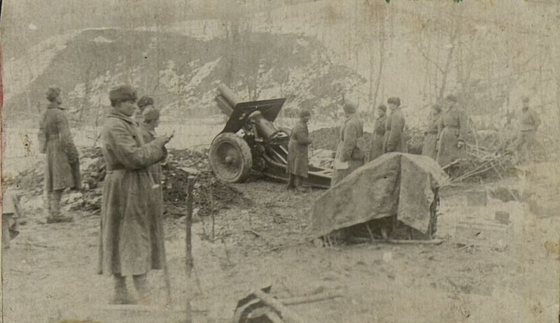 Фотография: Орудийный расчет Старший Сержант а Мазуренко (4-я батарея) ведет беглый огонь по сильноукрепленному узлу сопротивления противника.