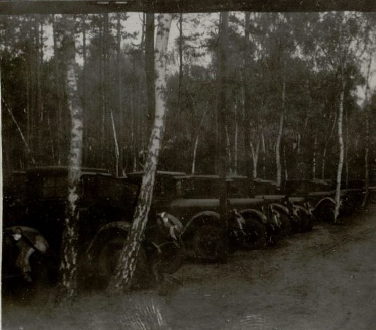 Фотография: После подачи парка на объект, колонна автомашин сосредоточилась в лесу