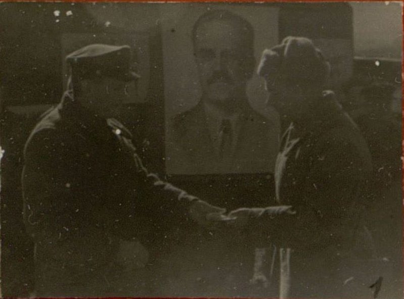 Фотография: Член Военного Совета 47 армии товарищ Булдович вручает орден Красного Знамени командиру дивизии полковнику Бушеву