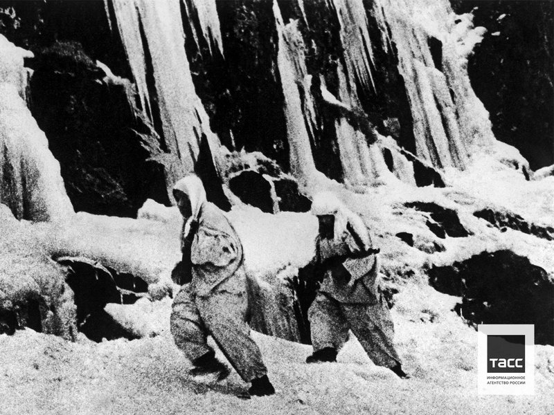Camouflaged Soviet soldiers are in the battles of the Rybachy Peninsula, Murmansk Region, 1944.