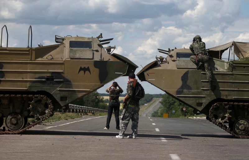 Ситуация в Луганской области. Народные ополченцы во время организации выезда местных жителей из поселка Металлист, который в ночь с 15 на 16 июня подвергся артиллерийскому обстрелу украинскими силовиками