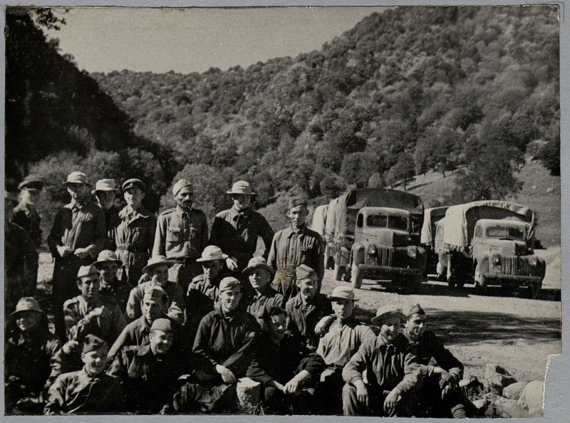 Фотография: Альбом "История 28 автомобильного полка, 1943-1944 гг."