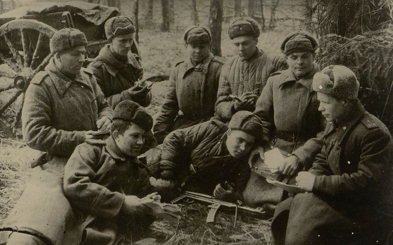 Фотография: 54 стрелковая дивизия. Агитатор полка старший лейтенант Беспояско рассказывает агитаторам подразделений о зверствах немцев в Грюнвальде