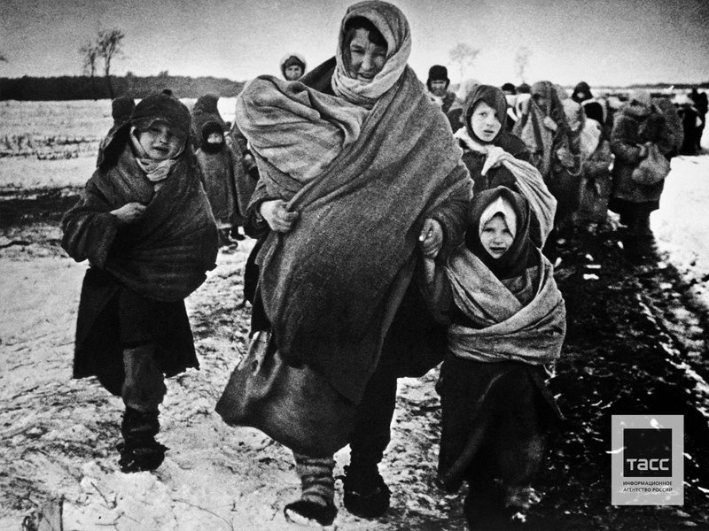 Refugees flee home during the Second World War, 1942. Photo by Max Alpert. TASS