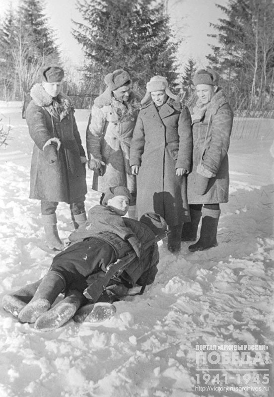 Paramedic V. Knyazkov shows soldiers how to carry the wounded from the battlefield