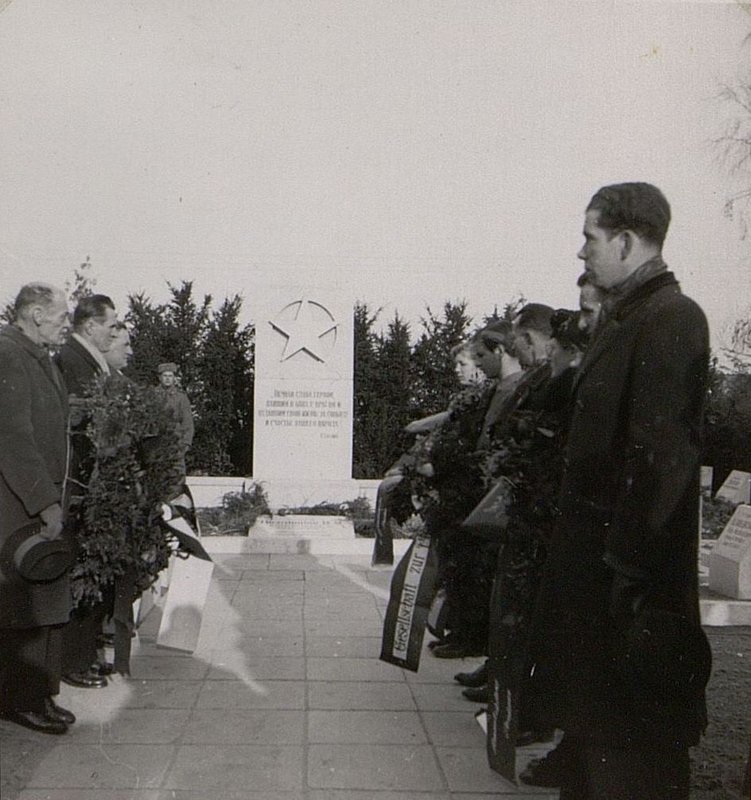 Фотография: На траурном митинге, перед возложением венков на могилы погибших воинов