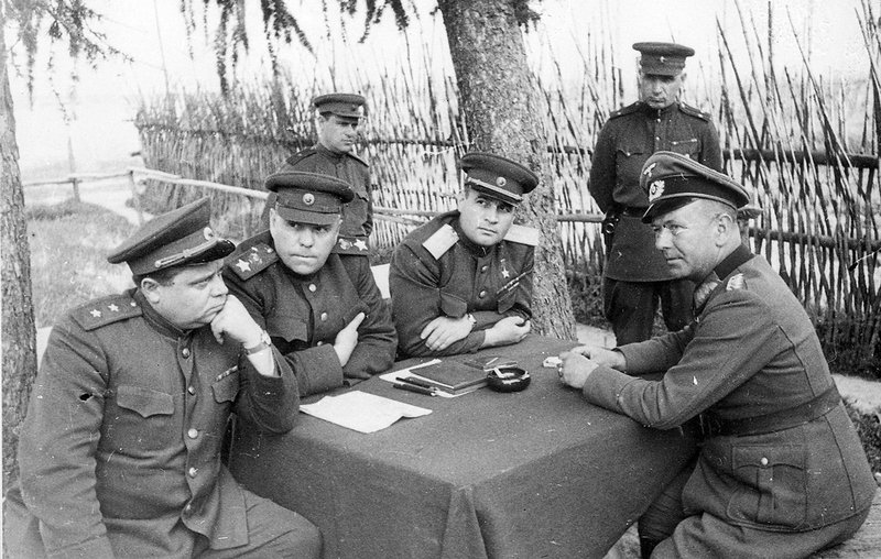Допрос пленного командира 206-й п.д. генерала Хиттера. Генерал В.Е. Макаров, маршал А.М. Василевский и генерал И.Д. Черняховский