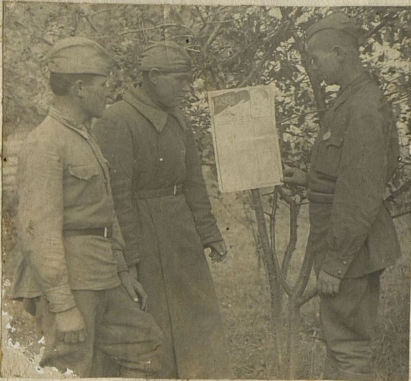 Фотография: За чтением боевого листка