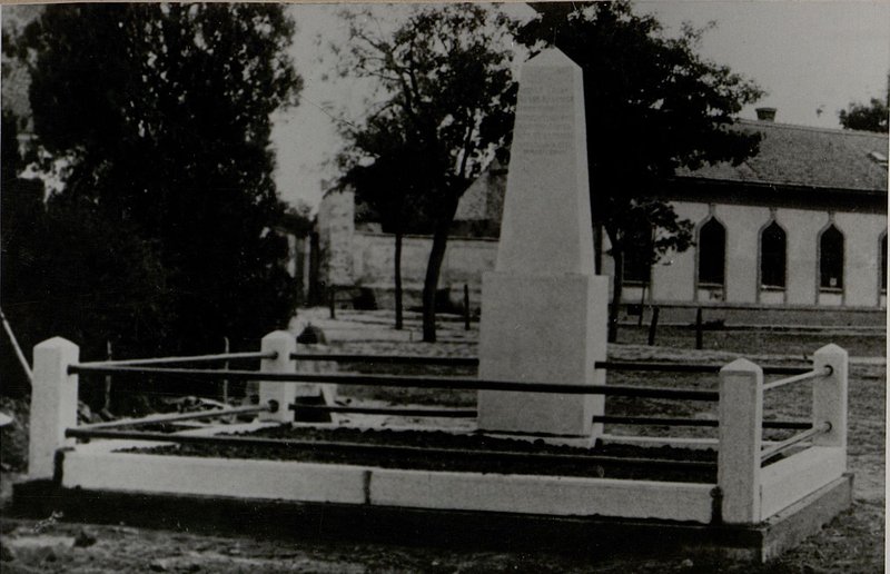 Фотография: с. Сегвар. Памятник-монумент на отдельной братской могиле