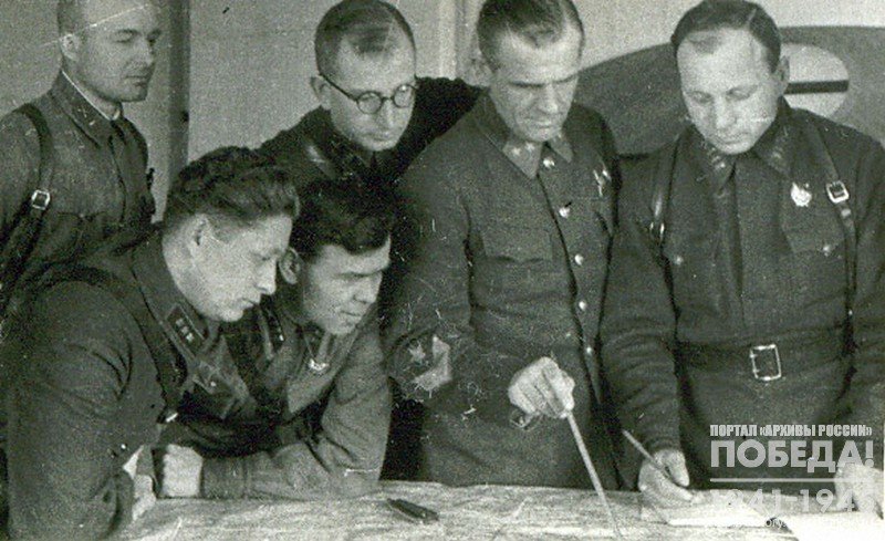 The commander of 258th rifle division, General Trubnikov K.P. (second from right) during the defense of Tula