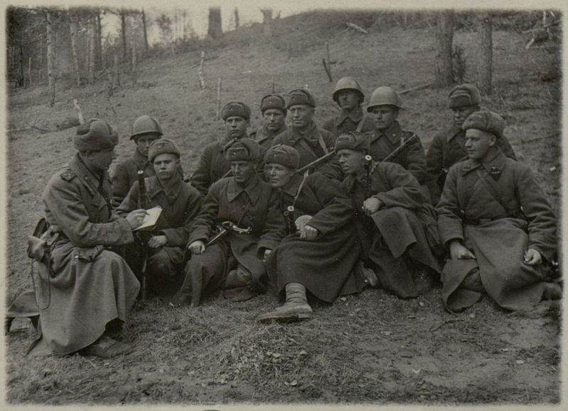 Фотография: Старший лейтенант Исаенко беседует с боевым активом своей роты