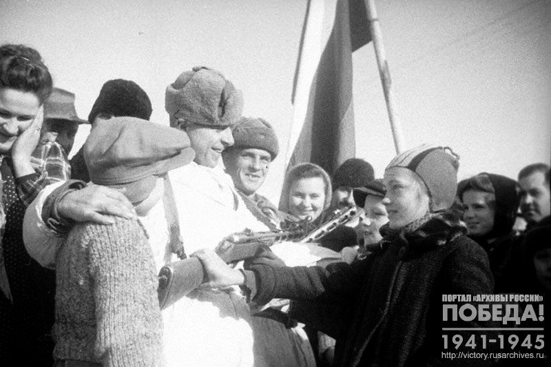 Жители городка Рижовская Баня беседуют с бойцами Советской армии