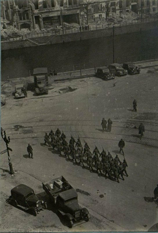 Фотография: Бойцы 380 стрелковой дивизии проходят по улицам Берлина