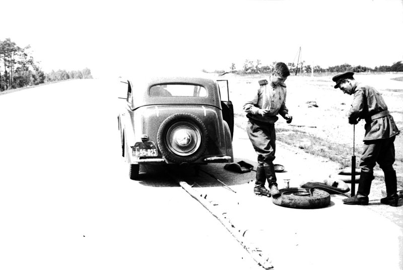 Ремонт колеса. Германия. Май 1945 г.