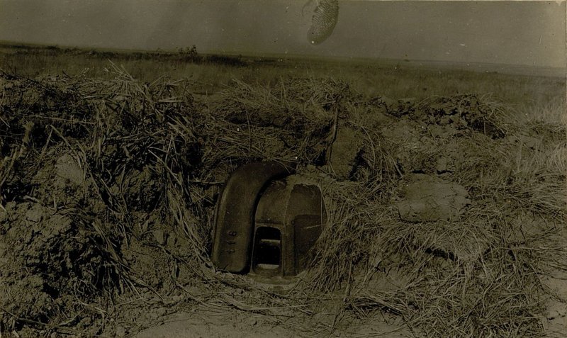 Фотография: Бронеколпак, засыпанный землей. Вид со стороны амбразуры