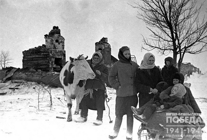 Сельские жители у своих разрушенных домов