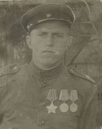 Image: Senior telephone operator Kutsenko. In the offensive battles in the Crimea, the firing position with the state of emergency of its unit provided uninterrupted telephone communication. For courage and bravery shown in battle, he was awarded the Order of Glory III.