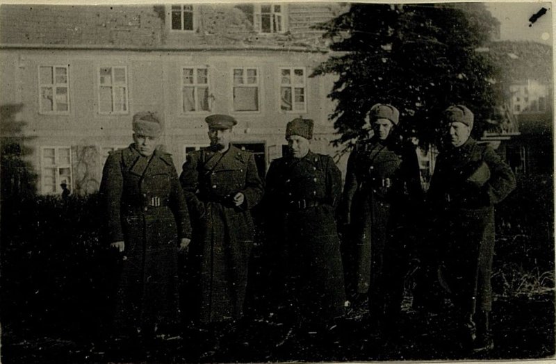 Фотография: Командование дивизии: слева направо - подполковник Блинов, подполковник Ежов, полковник Ордановский, подполковник Конаков, подполковник Савинов