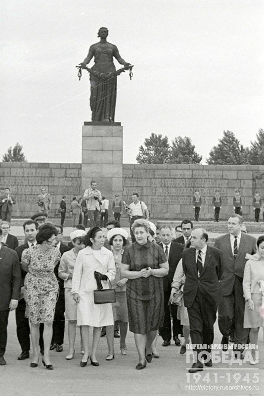 Монумент «Родина-мать» на Пискаревском мемориальном кладбище