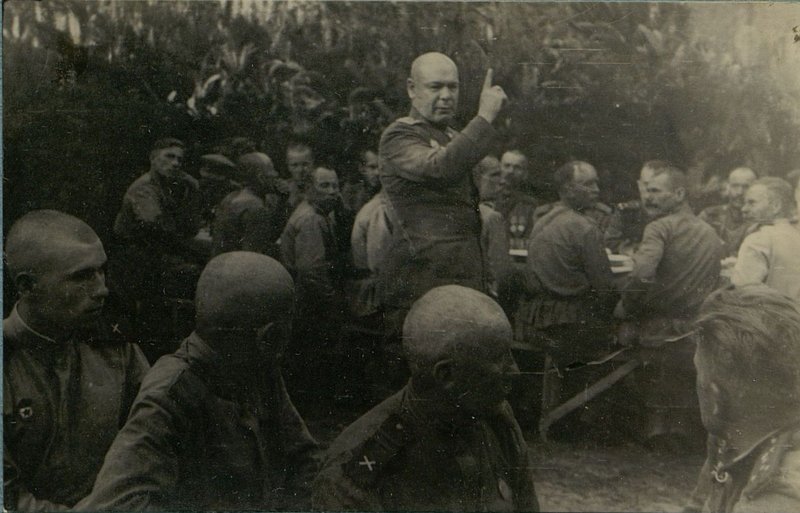 Фотография: Командующий генерал-полковник Пухов в перерывах совещания беседует с бывалыми воинами