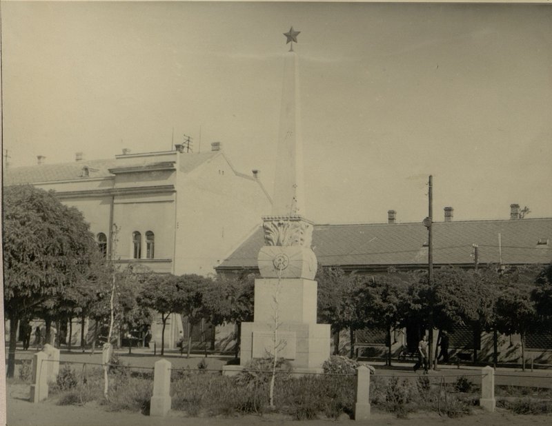 Image: Kishkunhalash city. Monument  on a separate mass grave