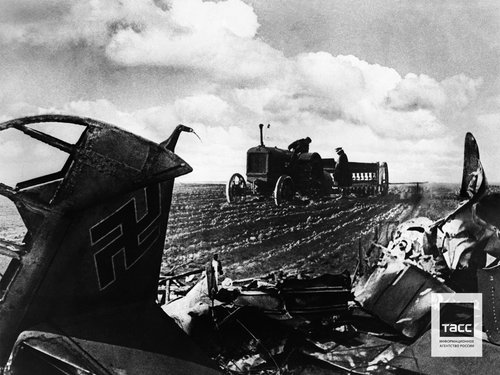 Обломки немецкого самолета на поле во время первого весеннего сева после освобождения Орловской области от оккупантов