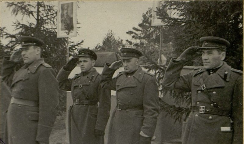 Фотография: Генерал Майор и Командование Бригады в момент уноса Красного Знамени
