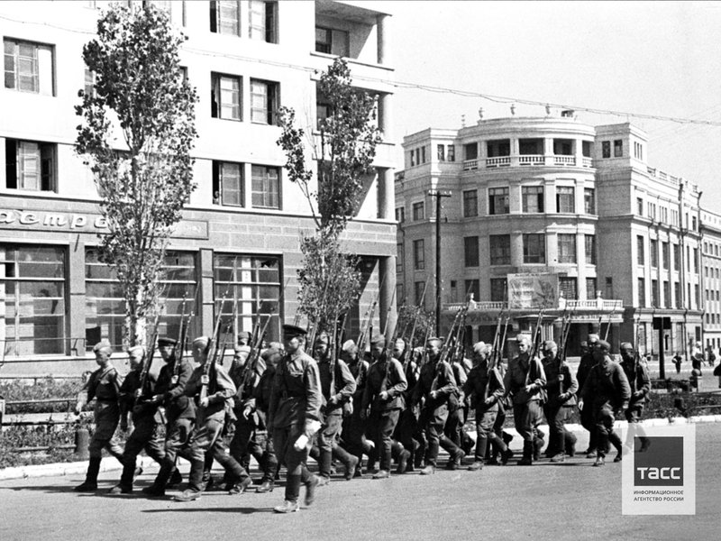 Soviet soldiers march in the city center few days before the Battle of Stalingrad. 1942