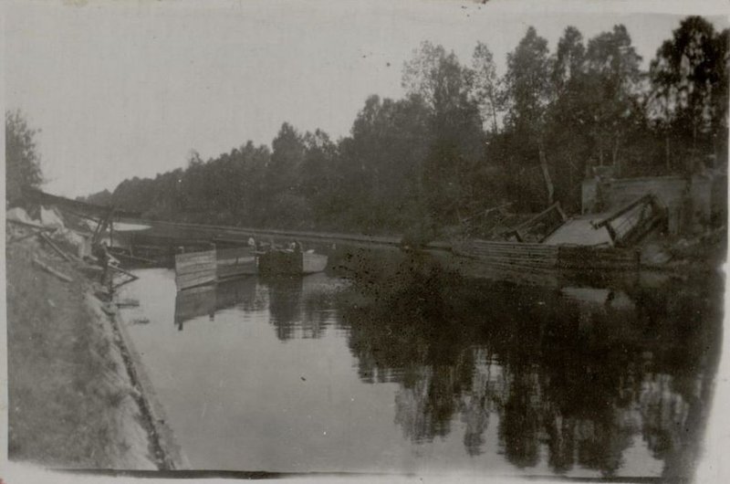 Image: Clearing the Oder-Spree canal from blown up bridges