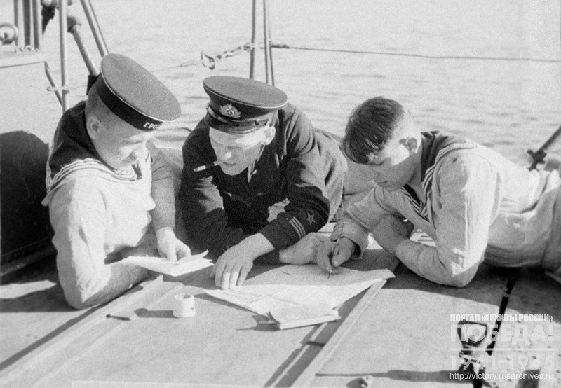 Члены редколлегии за выпуском Боевого листка на палубе корабля во время похода