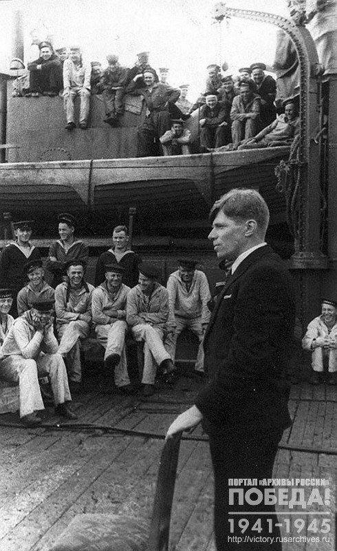 Master of artistic word V.N. Yakhontov speaks to Red Navy crew aboard the destroyer
