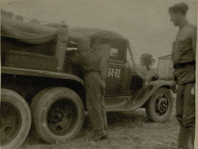 Фотография: Командир роты капитан Пошелюжный и командир взвода старшина Борцов - производят осмотр спец. машины перед выходом для заправки самолетов