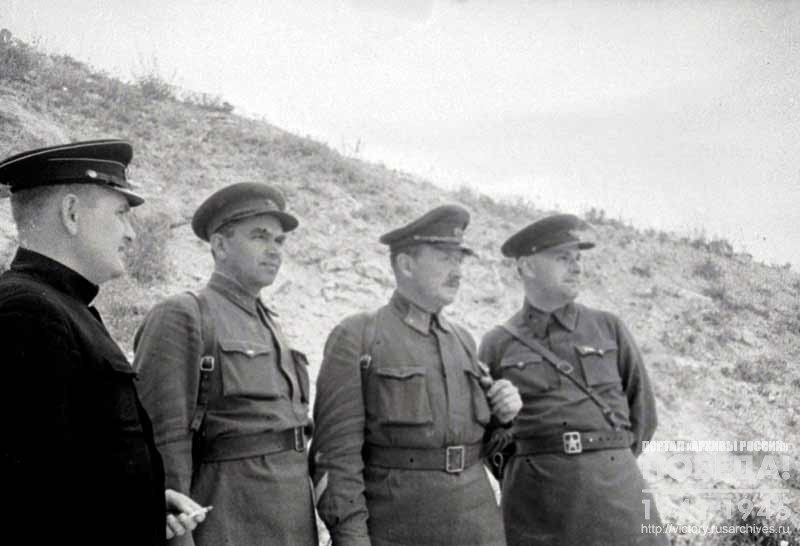 Командиры Красной Армии: И.Е. Петров, Чухнов, Грушевой и др. в последние дни обороны города